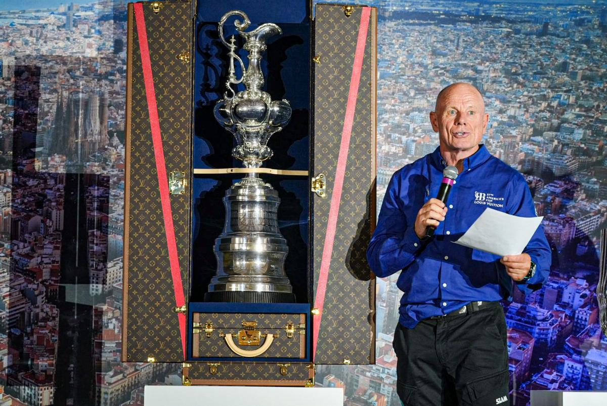 El consejero delegado de America's Cup Event (ACE), Grant Dalton, descubre la jarra de las 100 guineas en el acto de presentación de los cuatro trofeos de la Copa América de vela, en los tinglados del Moll de Llevant.