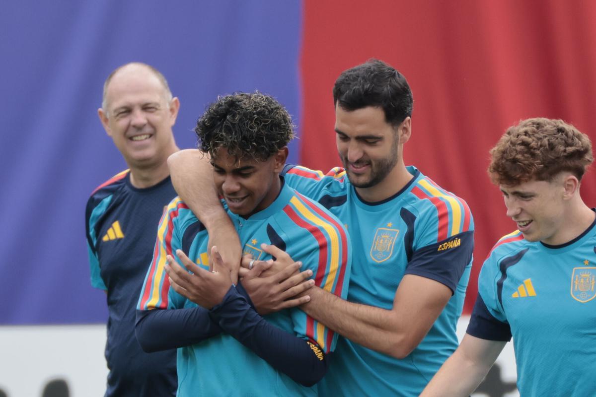 Lamine Yamal, Mikel Merino y Víctor Muñoz durante el entrenamiento