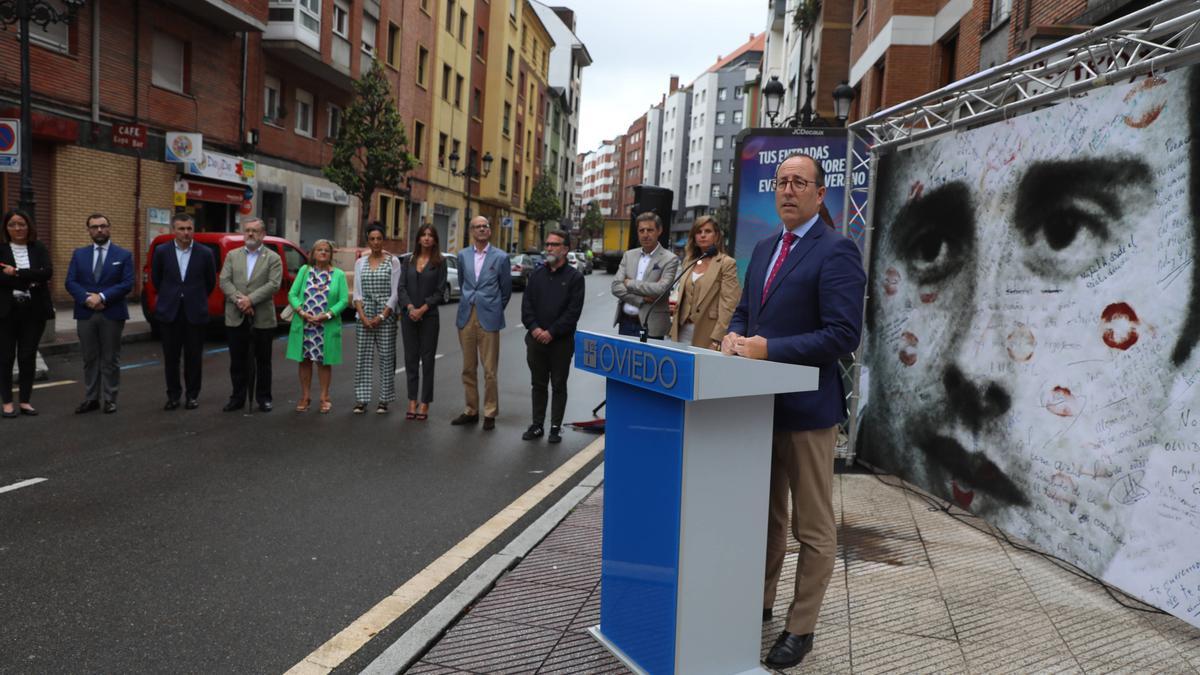 Mario Arias, leyendo el manifiesto de la Fundación Miguel Ángel Blanco, en el homenaje que la corporación municipal rindió a la víctima de ETA.