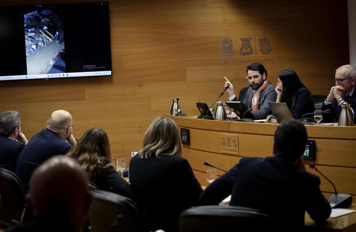 Rubén Gisbert comparece en las Corts donde le proyectan su vídeo arrodillándose en el barro.