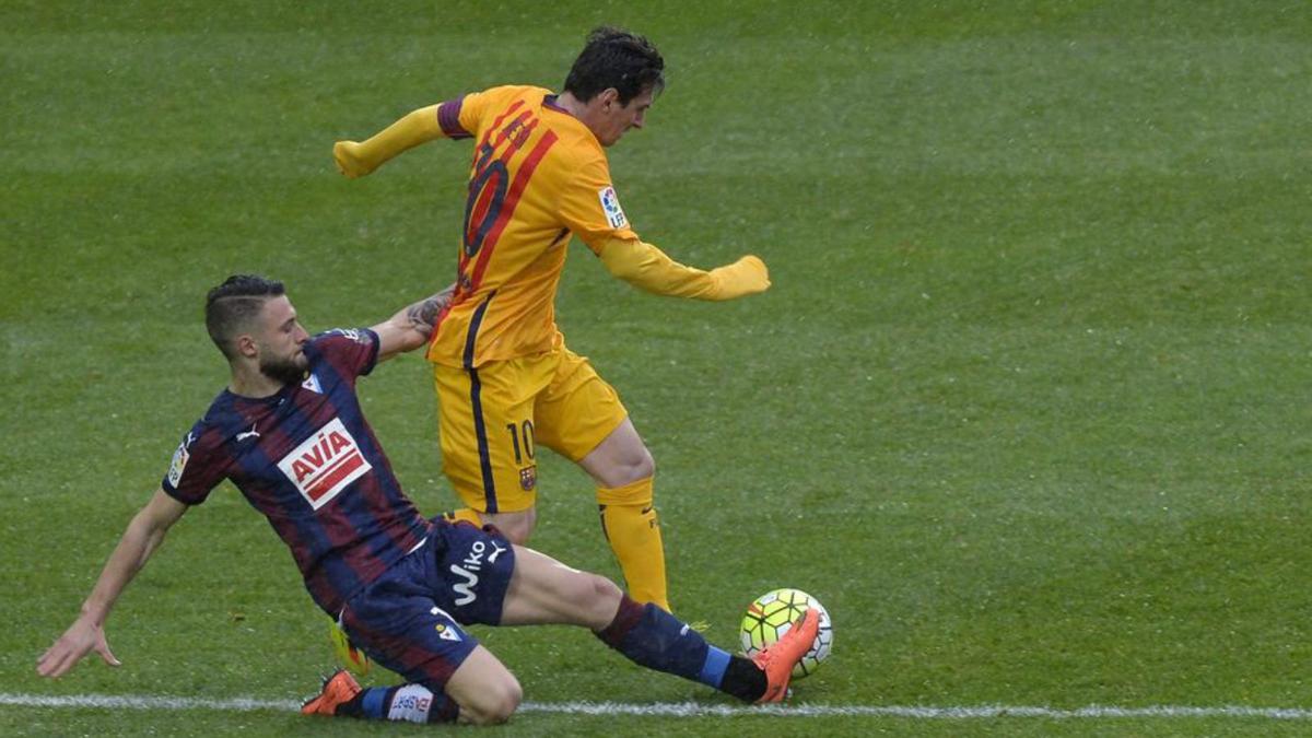 David Juncà intenta tallar una internada de Messi  