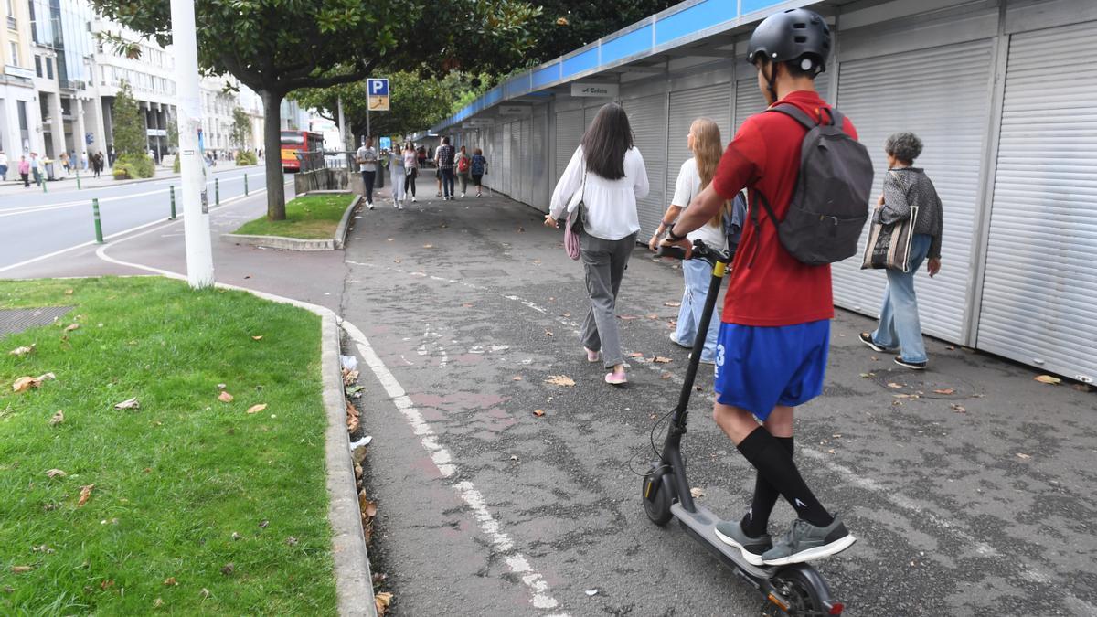 Mal estado del carril bici en los jardines de Méndez Núñez