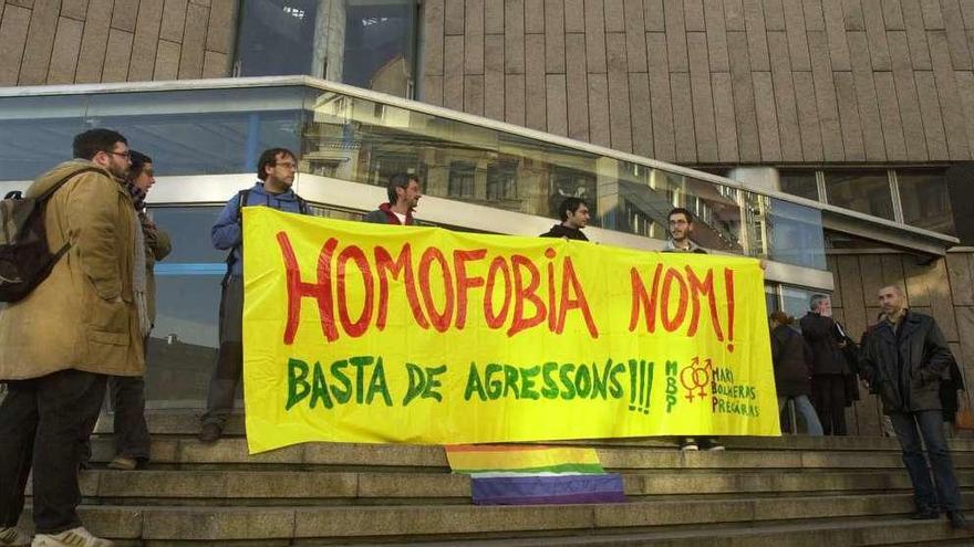 Concentración contra la homofobia frente a los juzgados de A Coruña.