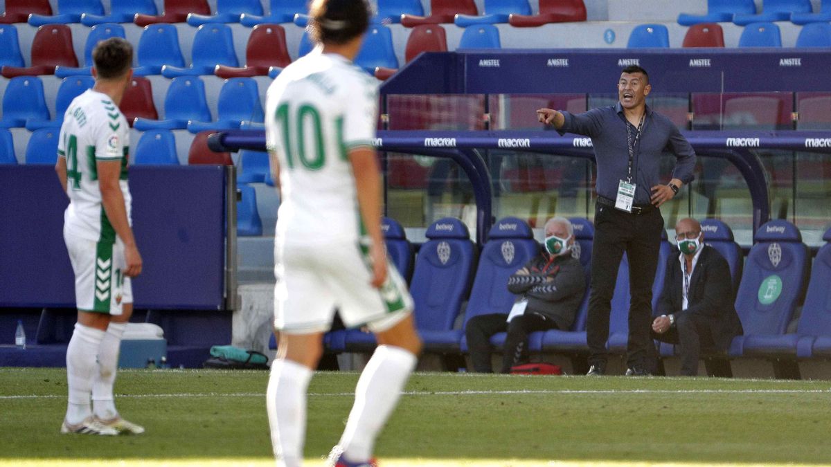 Almirón dando instrucciones a Raúl Guti y Pere Milla, durante el partido del Levante.