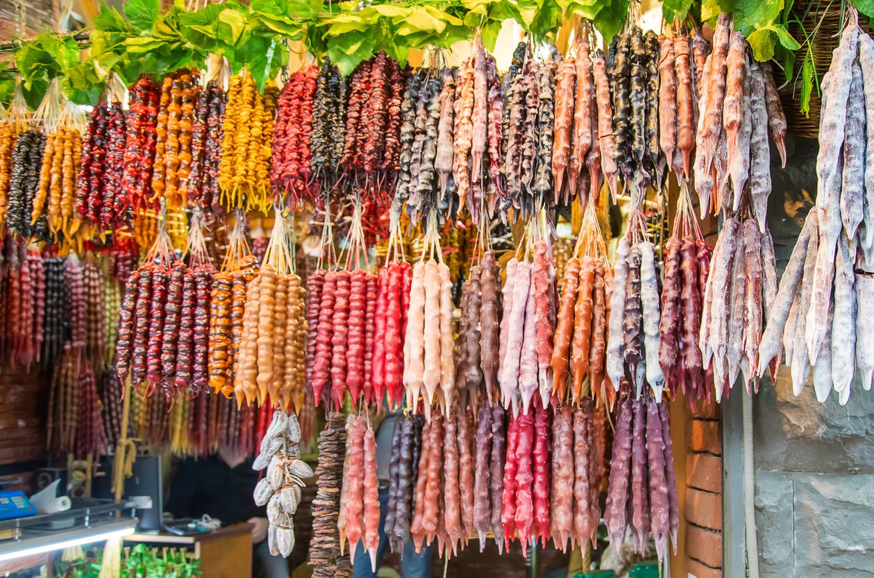 Churchjela es un dulce tradicional en forma de salchicha que se vende en casi cualquier puesto de alimentación.