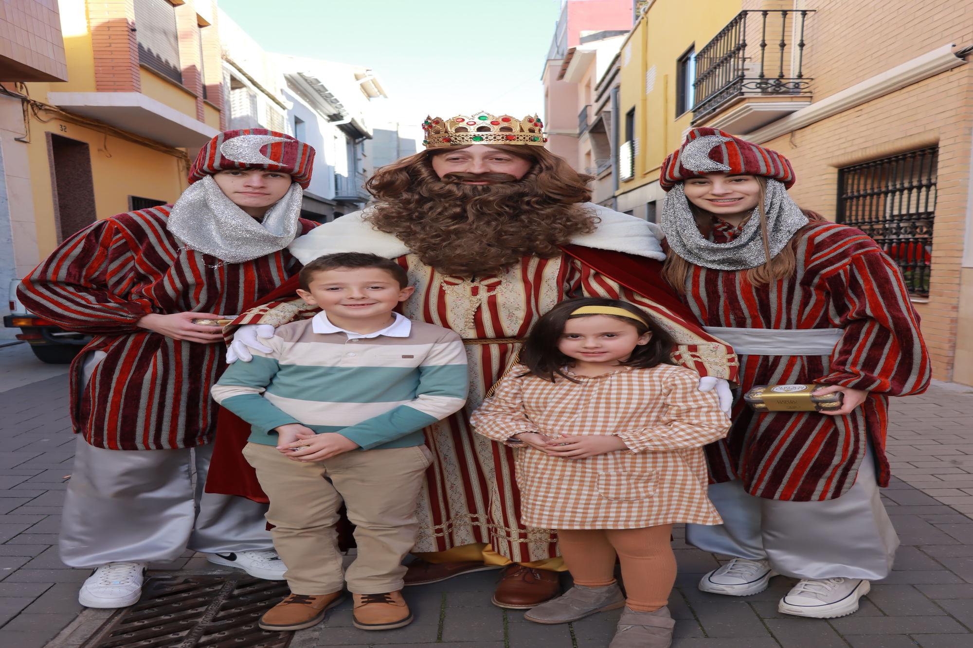 Los Reyes Mayos premian a los vecinos de Vila-real con cientos de regalos en este 2023