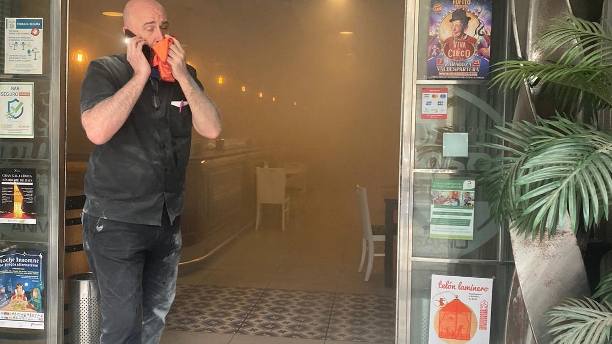 Una plancha de cocina en los Espumosos de Sagasta provoca un incendio en el local.