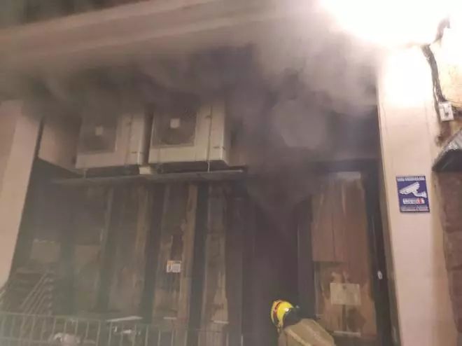 Un incendio provocado por un robo en una pizzería de Benidorm obliga a rescatar a 11 personas