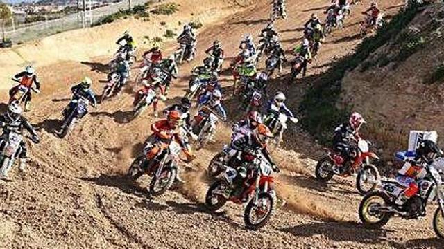 Espectacular imagen de los pilotos participantes en el Campeonato de España de MX85, con Escandell y Cardona.