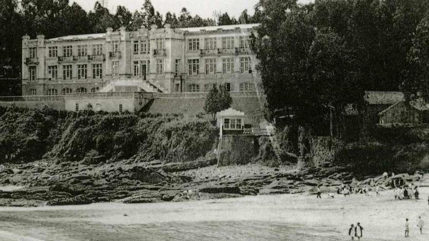 El Sanatorio de Oza, sobre la desaparecida playa del Lazareto durante los años 30.