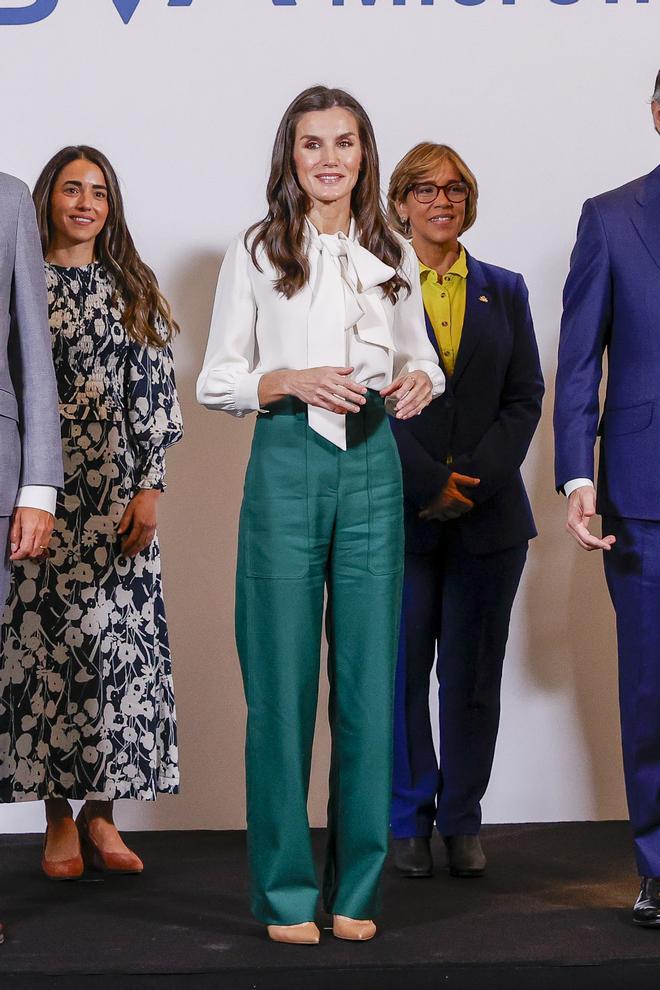 La reina Letizia con pantalones verdes de Hugo Boss y blusa blanca de Carolina Herrera.