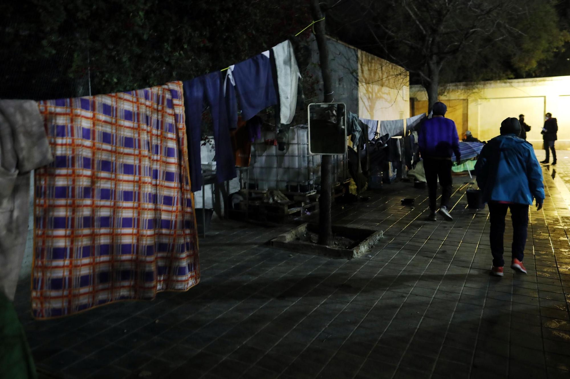 Amigos de la Calle reparte alimentos calientes y ropa para que las personas sin techo ganen la batalla a las bajas temperaturas