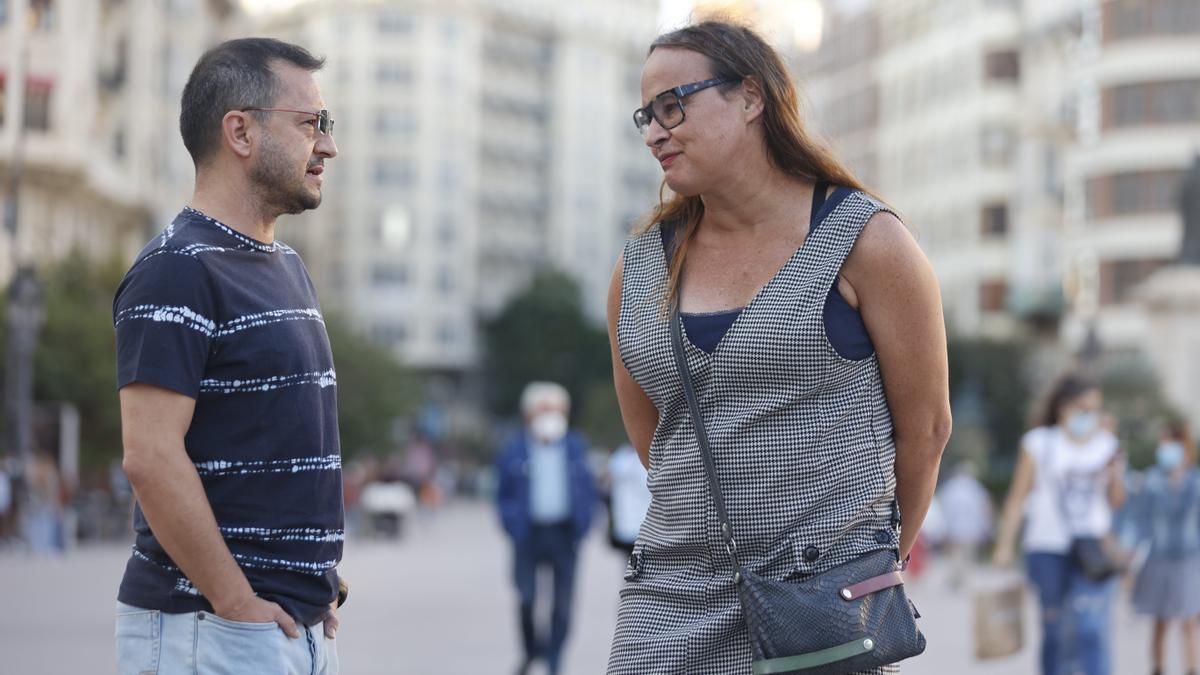 Alec y Daniela en la plaza del Ayuntamiento de València.