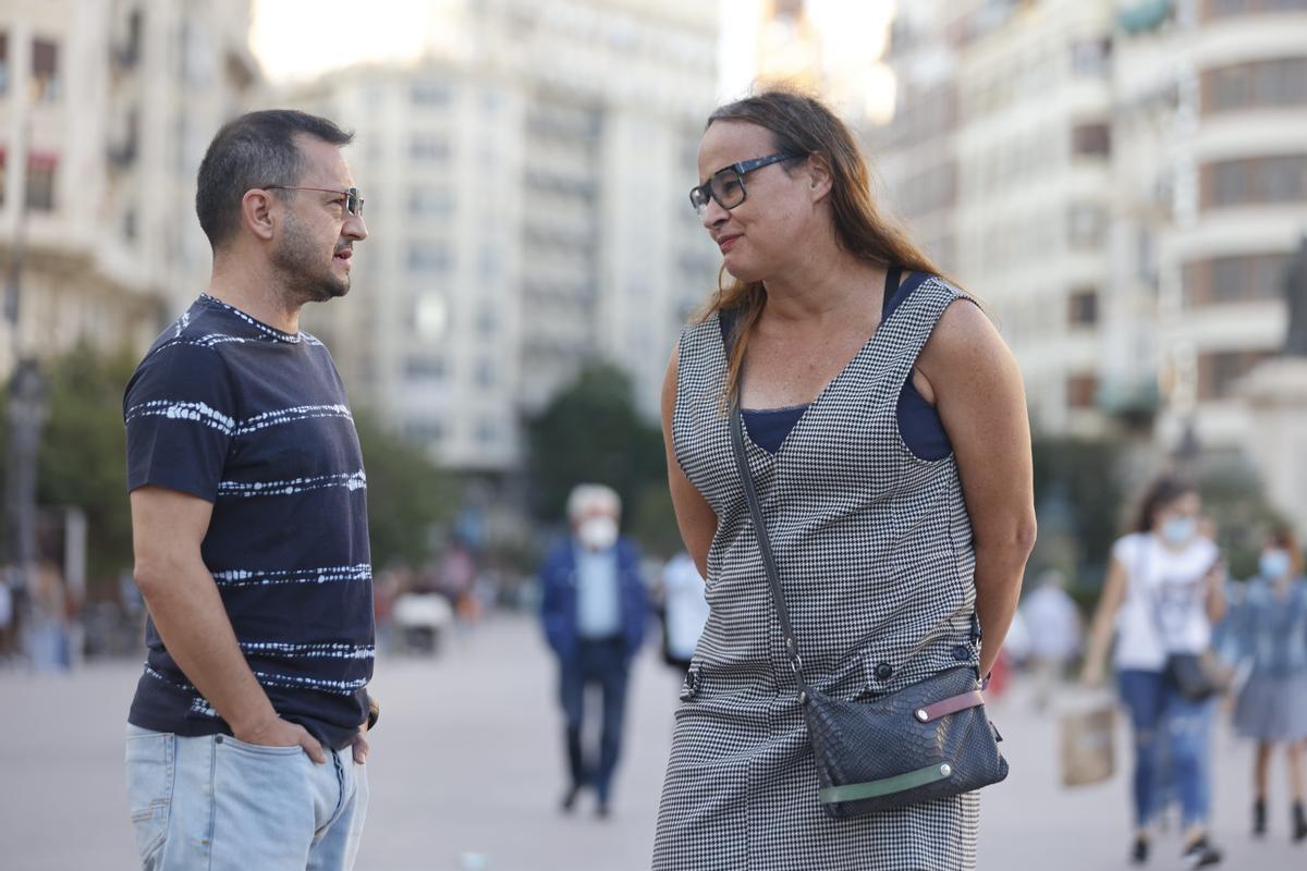 Alec y Daniela en la plaza del Ayuntamiento de València.