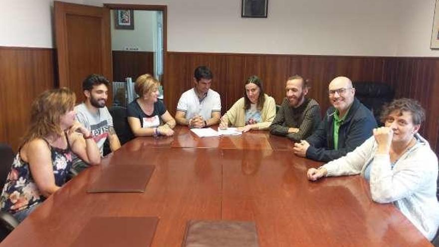 Firma del acuerdo entre PSOE y BNG. // FdV