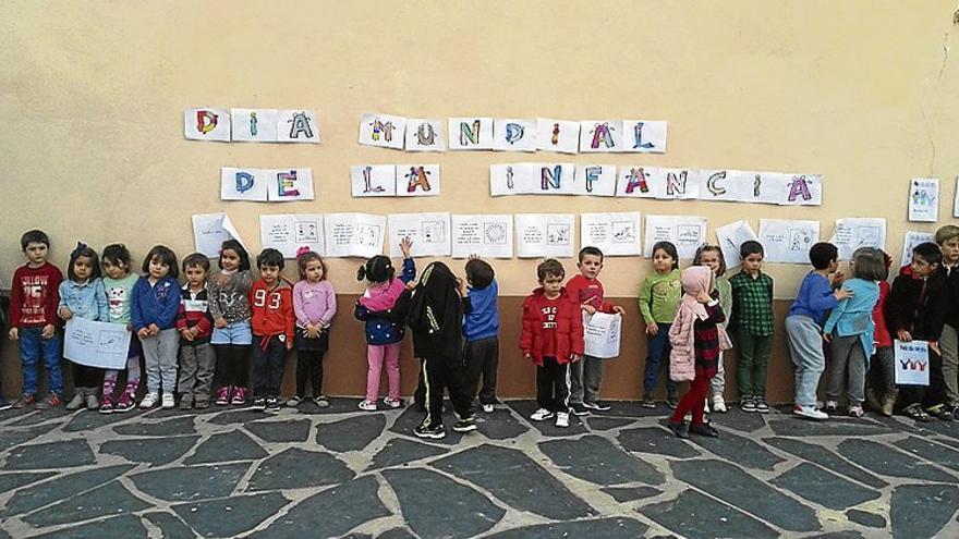 Niños y adultos celebran el Día de la Infancia