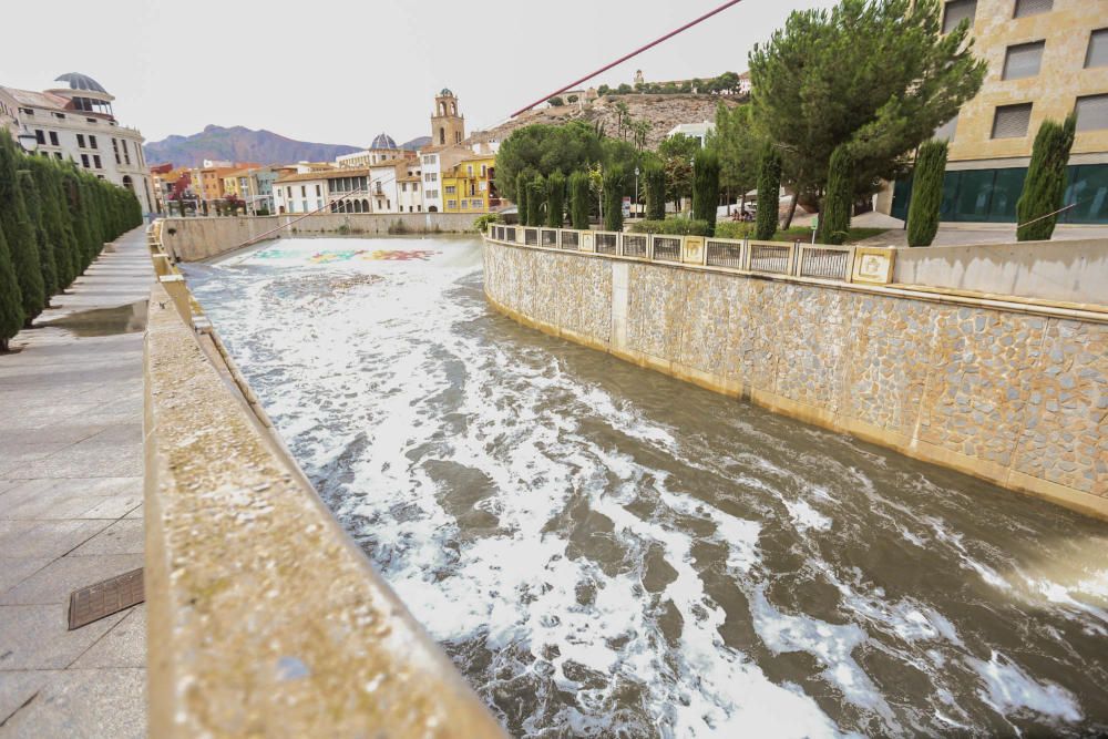 La CHS investiga la aparición de espuma en superficie a lo largo del cauce del Segura en toda la comarca, tras las lluvias que se han registrado en los últimos días.