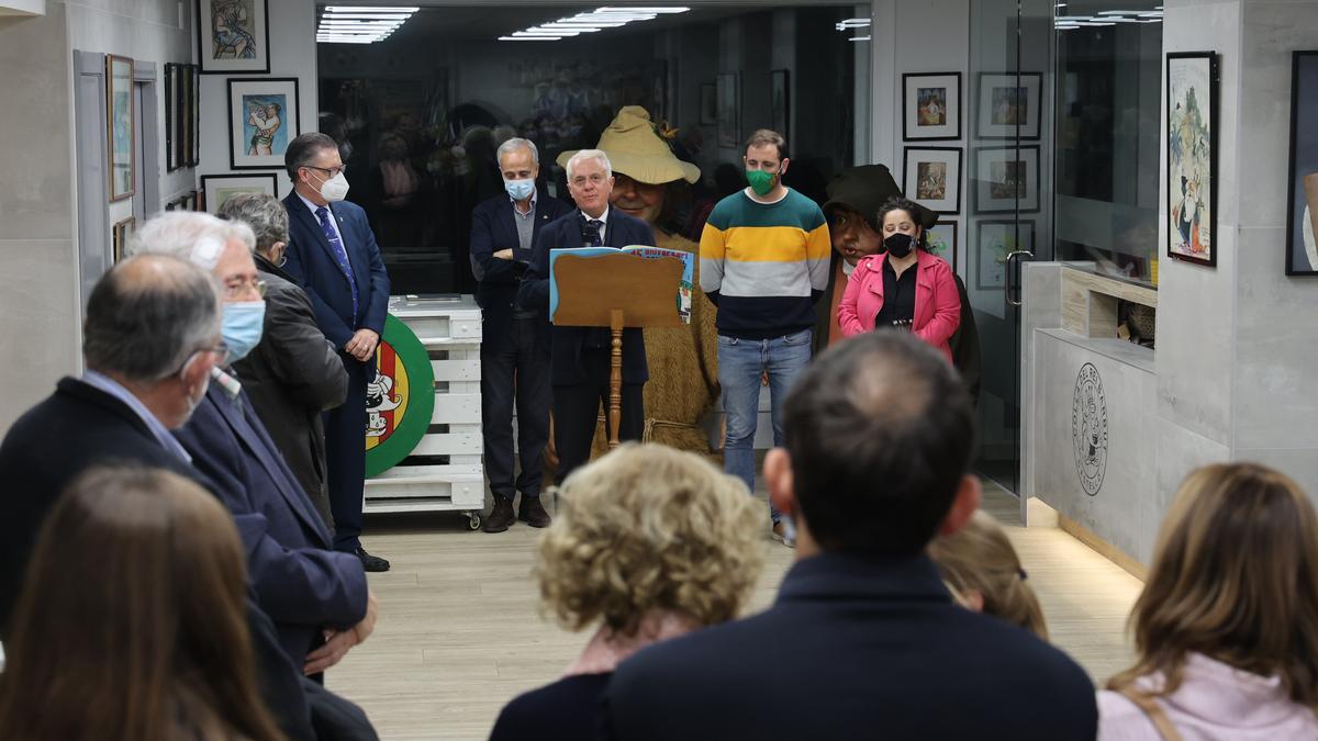 El presidente de la colla del Rei Barbut, Manuel Altava, dirige unas palabras a los asistentes.