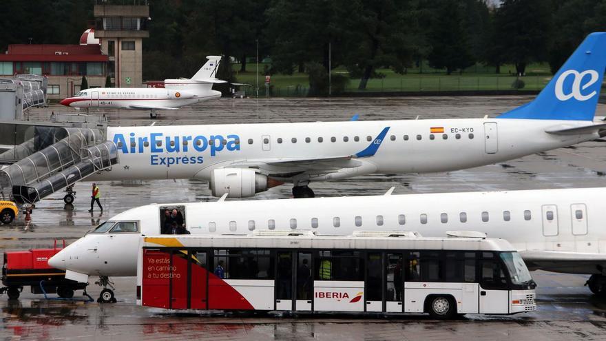 Una aeronave de Air Europa (arriba) junto a otra de Iberia Regional en
una imagen de archivo en el aeropuerto de Peinador.  |   // MARTA G. BREA