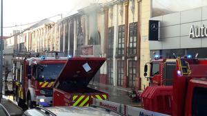 Los bomberos trabajaron desde la madrugada para sofocar el incendio de las discotecas de Murcia.