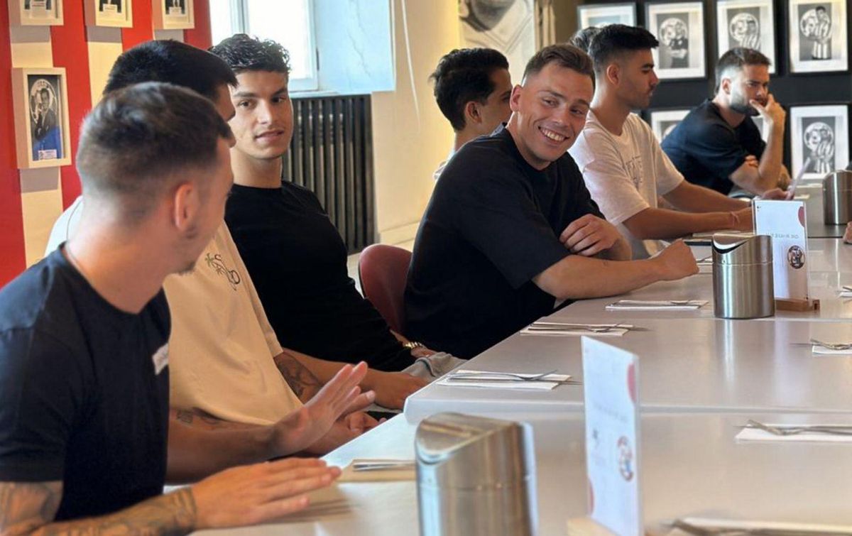 El equipo celebró una primera comida de hermandad. | ZCF