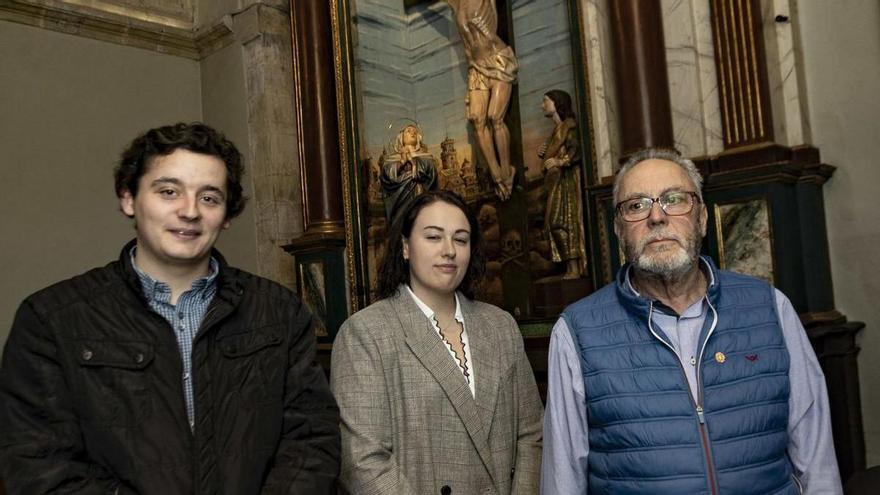 José Ángel Fernández Areces, Paula González Álvarez y Santiago Jesús Secades López-Cancio, ante la imagen del Flagelado, en la iglesia de Santa María la Real de la Corte. | Irma Collín | LNE