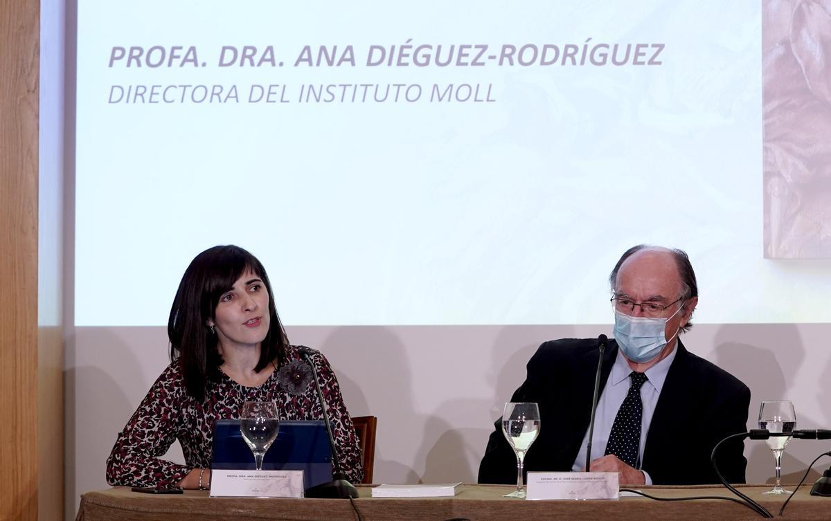 Ana Diéguez-Rodríguez, directora del Instituto Moll, junto a José María Luzón Nogué, delegado del Museo de la Real Academia de Bellas Arte de San Fernando.