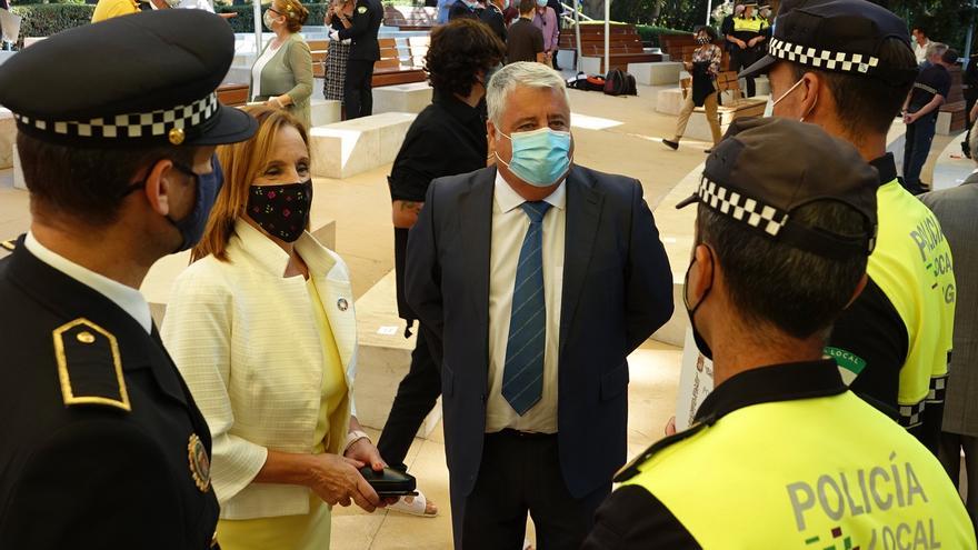 El concejal del PSOE Salvador Trujillo, junto a agentes de la Policía Local de Málaga en una imagen de archivo