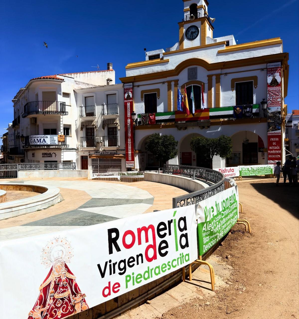 Imagen del Ayuntamiento de Campanario, engalanado para celebrar este lunes su tradicional romería.