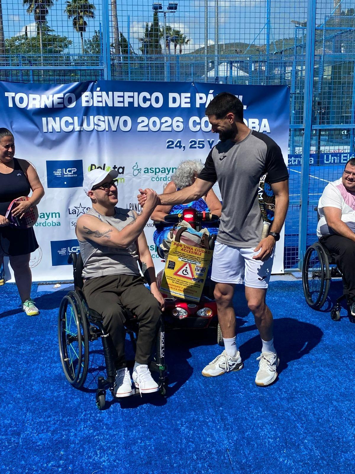 Participante y monitor en el torneo benéfico de pádel inclusivo 2026.