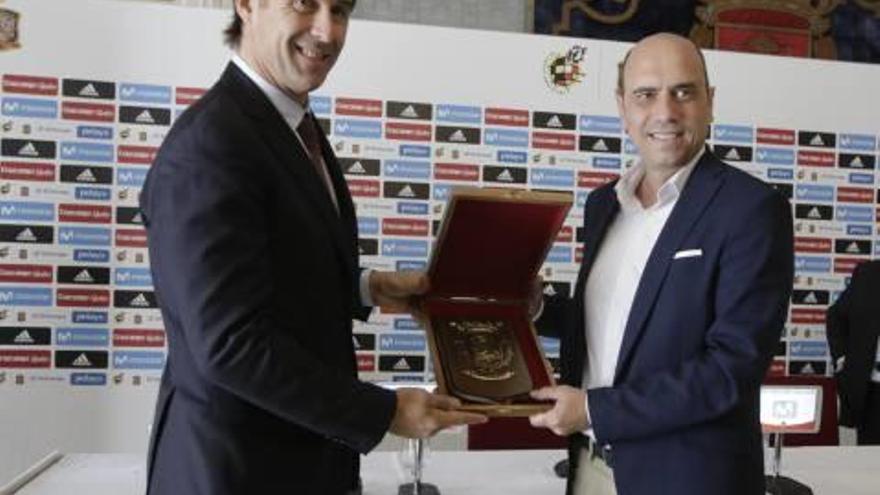 El seleccionador nacional Julen Lopetegui y el alcalde Gabriel Echávarri, ayer en el salón azul del Ayuntamiento de Alicante.