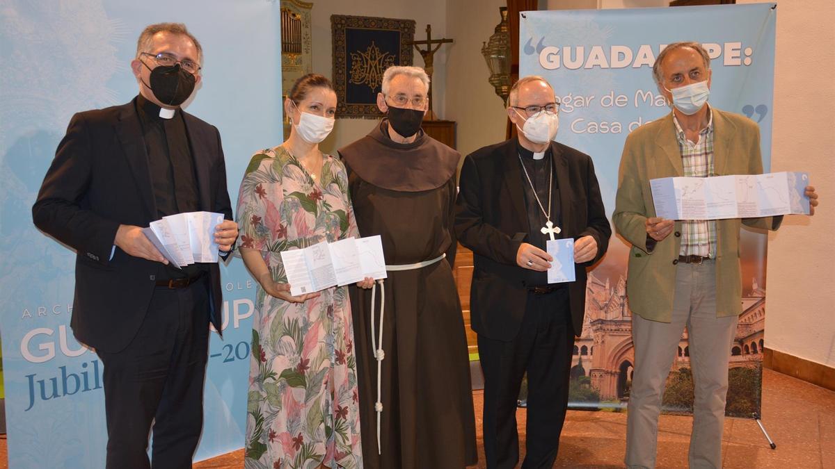 El arzobispo de Toledo, Francisco Cerro Chaves; el Guardián del Monasterio, Fray Guillermo Cerrato, OFM; la delegada diocesana de Fe y Cultura, Pilar Gordillo, y el delegado para el Cuidado de la Creación, Javier Gómez-Elvira.