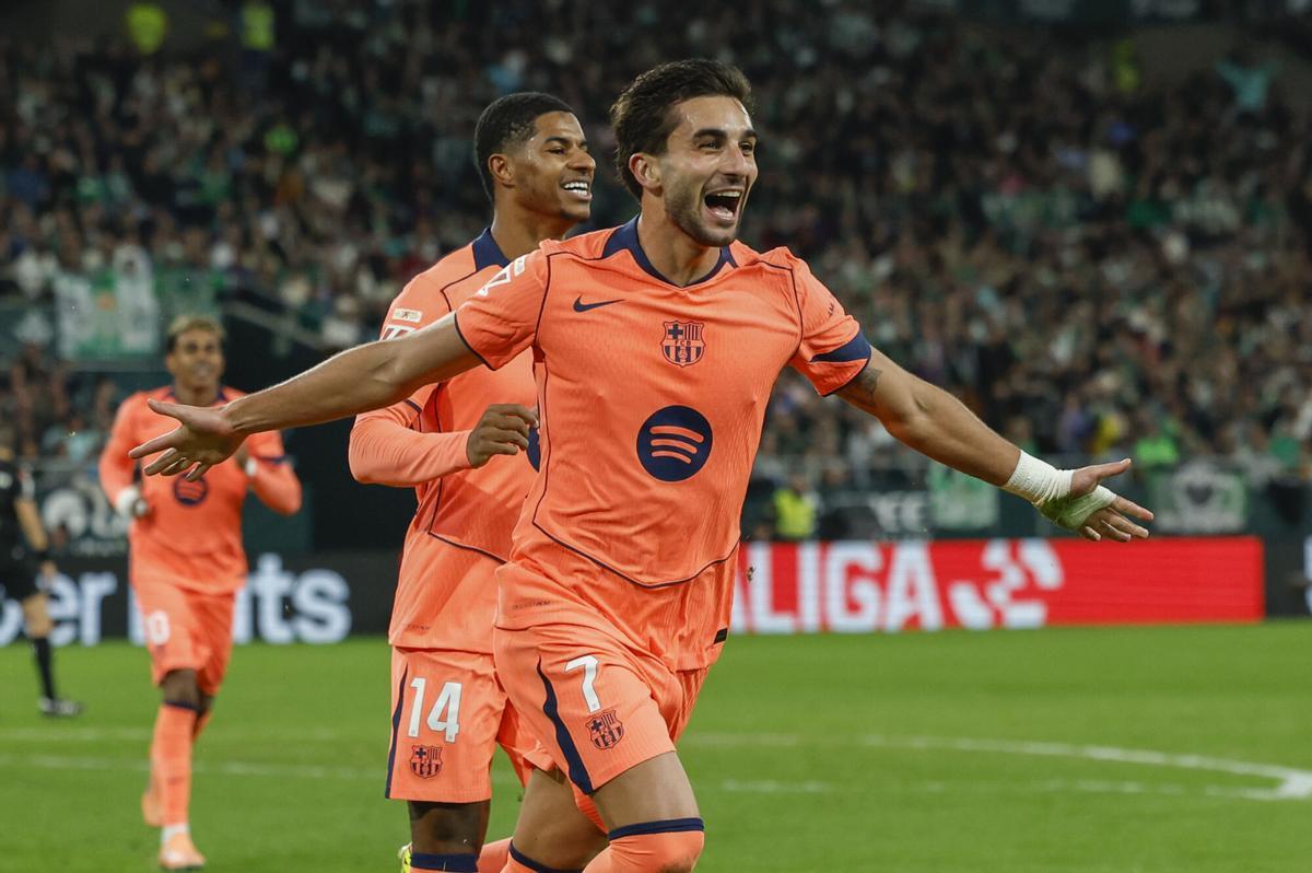 El delantero del Barcelona Ferrán Trorres (d) celebra tras marcar el segundo gol ante el Betis, durante el partido de LaLiga EA Sports que Real Betis y FC Barcelona disputan este sábado en el estadio de La Cartuja, en Sevilla. EFE/Julio Muñoz. (Barcelona) (Betis)