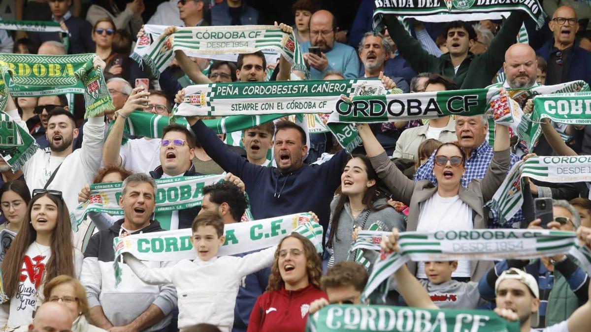 Un grupo de aficionados anima al Córdoba CF.