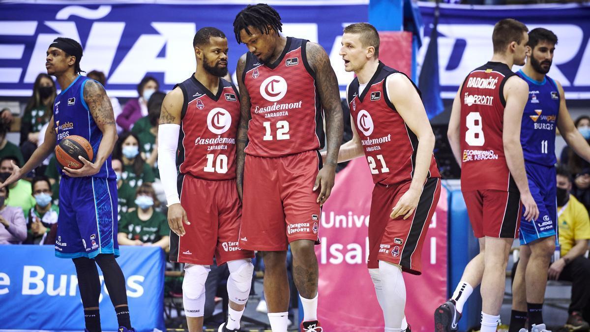 Cook, Thompson y Waczynski hablan durante el partido en Burgos.