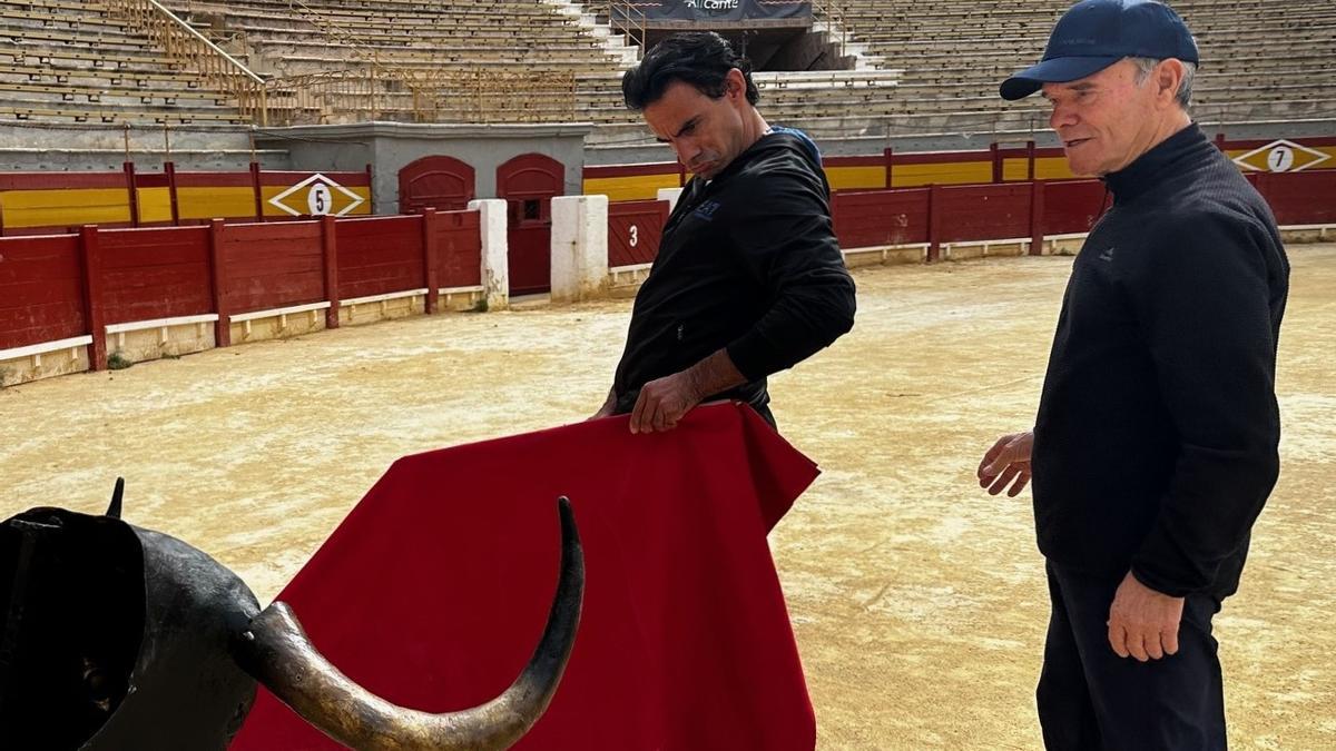 El torero Miguel Giménez junto al maestro Gregorio Tébar 'El Inclusero' en la plaza de toros de Alicante