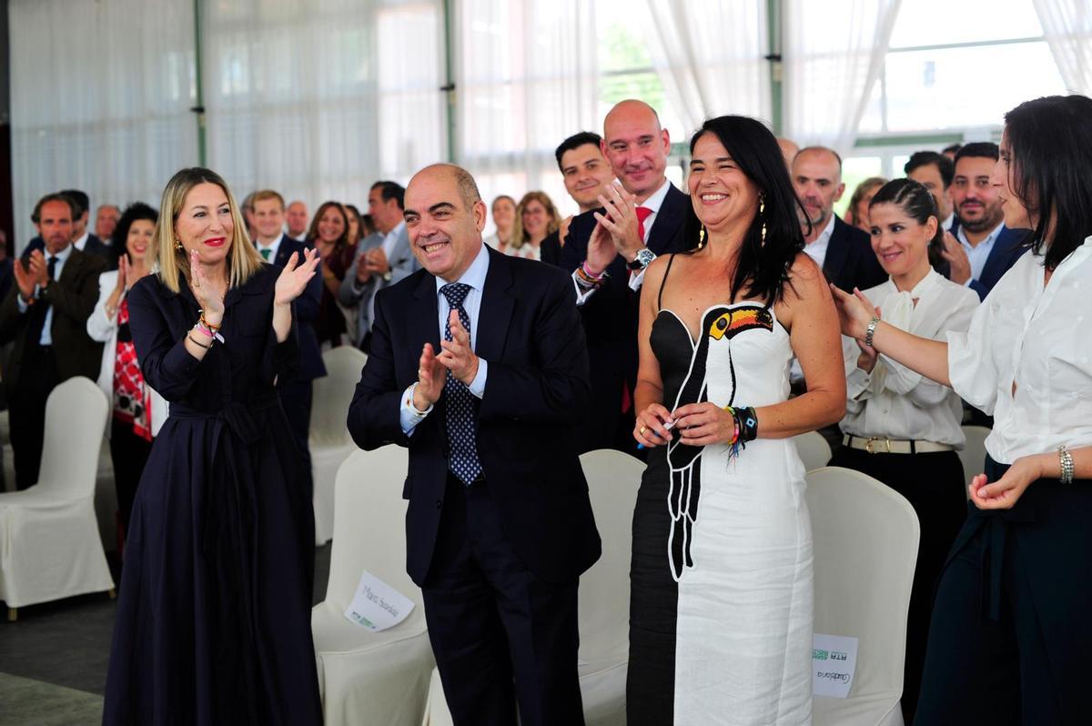 Candelaria Carrera, proclamada presidenta de ATA Extremadura, junto a la presidenta de la Junta, María Guardiola, y el presidente nacional de ATA, Lorenzo Amor.