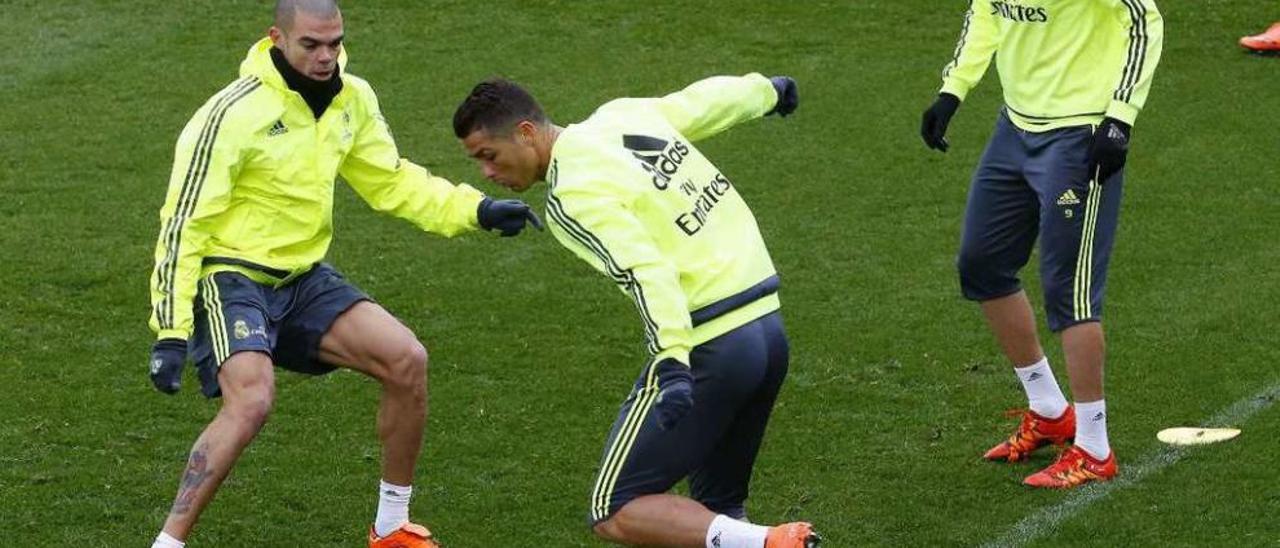 Cristiano Ronaldo, en un rondo con Pepe y Benzema, ayer en Valdebebas. // J.P.Gandul