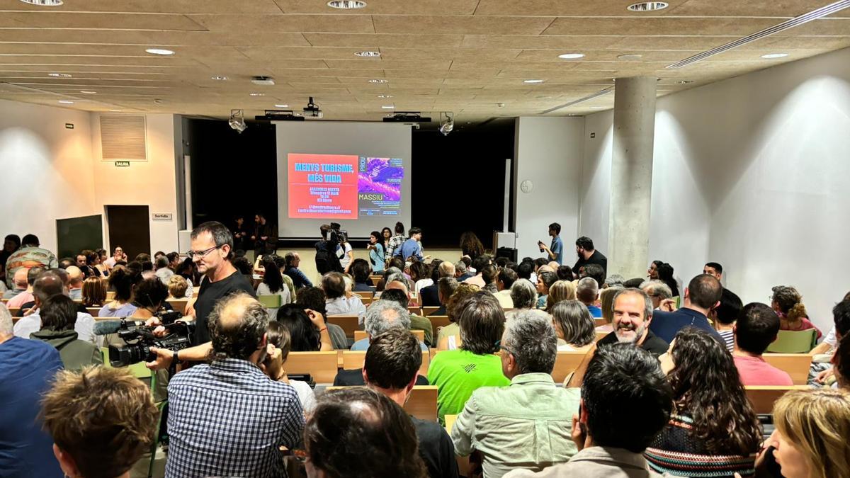 La asamblea ciudadana contra la masificación turística pone sobre la mesa acciones en el aeropuerto, el Caló des Moro o es Trenc