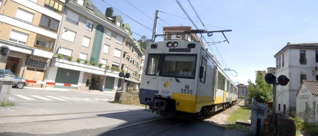 Un tren de la línea de la línea Gijón-Laviana de la antigua Feve a la altura de Sotrondio.