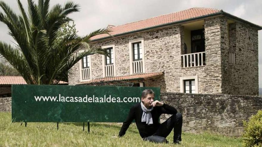 El propietario de la empresa La Casa de la Aldea, junto a las instalaciones de la empresa, en Carres, Oza-Cesuras. l.o.