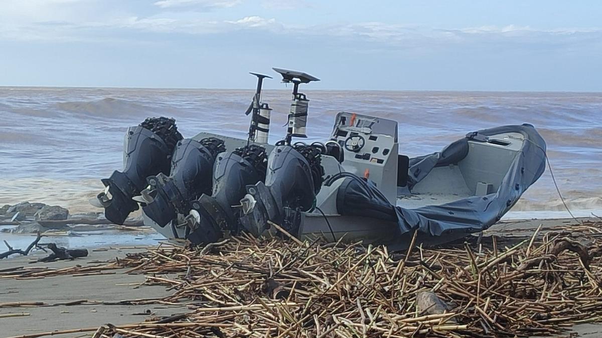 Imagen de la última narcolancha localizadas en la playa de Guadalmar.