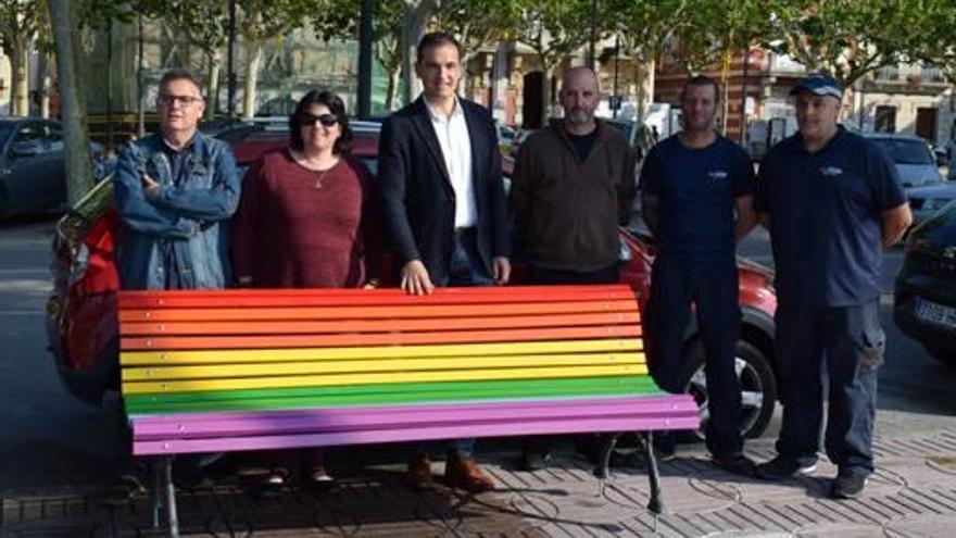 Sant Feliu de Guíxols instal·la tres bancs amb l&#039;Arc Iris de LGTBI