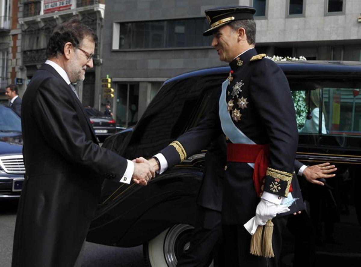 El presidente del Gobierno, Mariano Rajoy, recibe al rey Felipe VI a su llegada al Congreso de los Diputados.