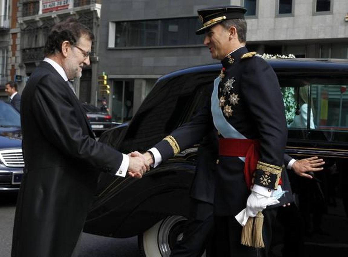 El president del Govern, Mariano Rajoy, rep el rei Felip VI a l’arribar al Congrés dels Diputats.
