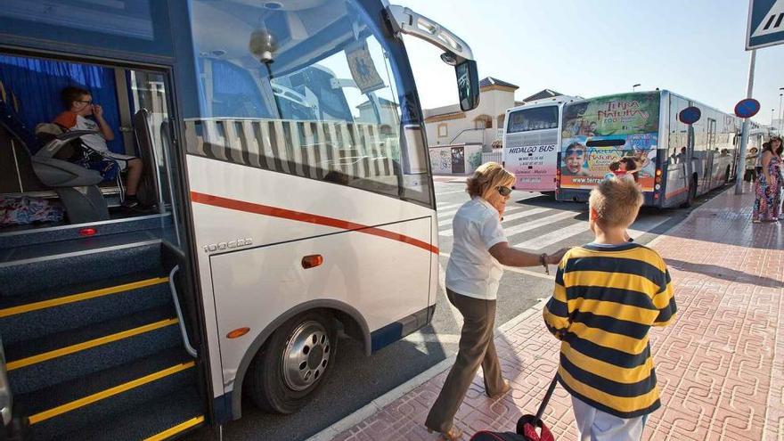 Los padres acatan el pago íntegro del transporte escolar