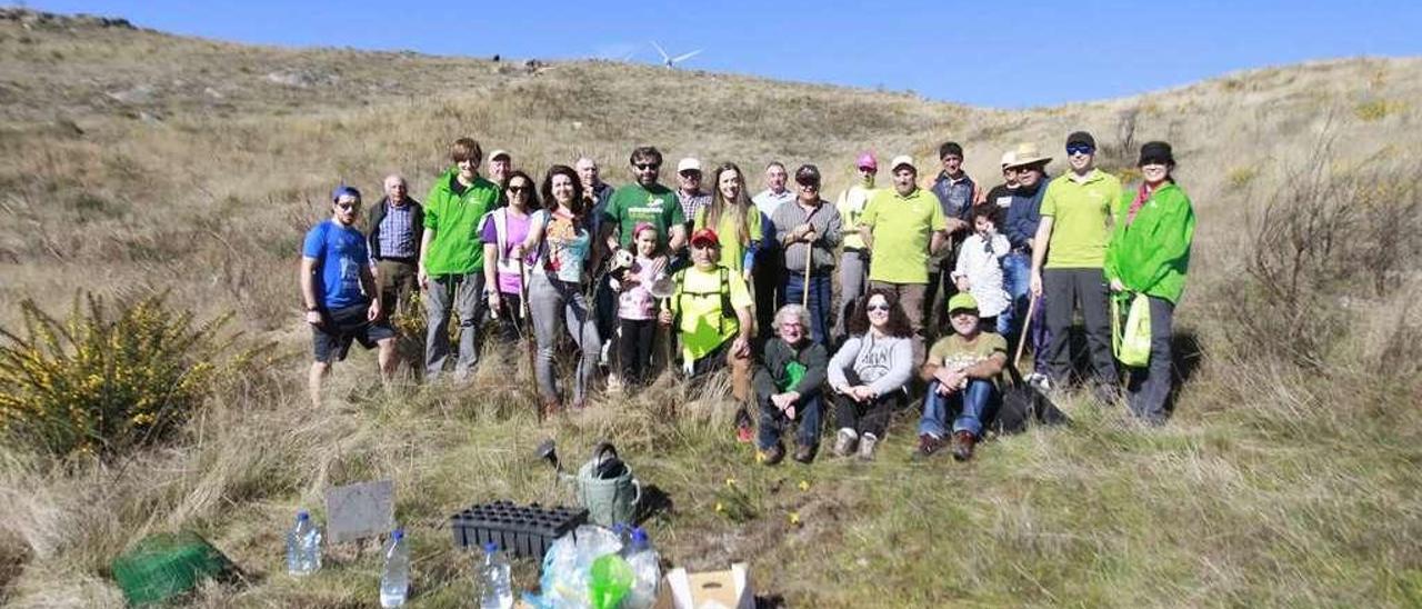 Foto de familia de los vecinos participantes en la reforestación en la zona quemada. // Jesús Regal