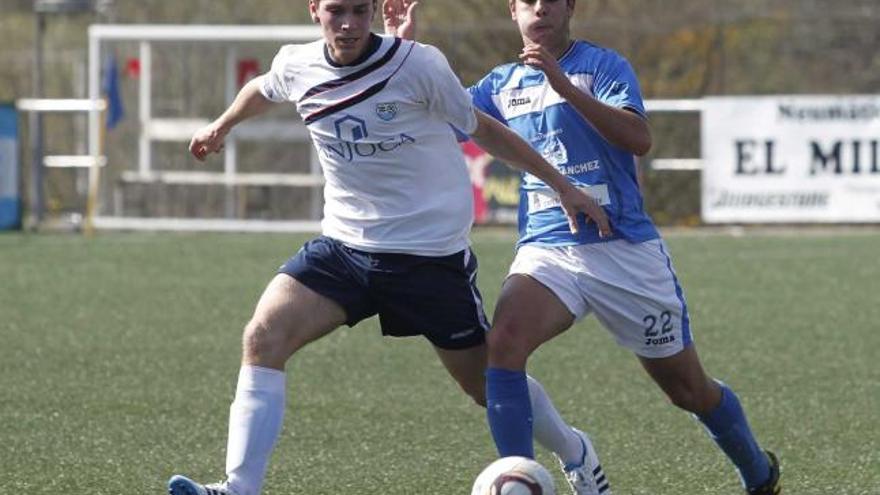 David González disputa el balón con el jugador del Cudillero Trabanco.