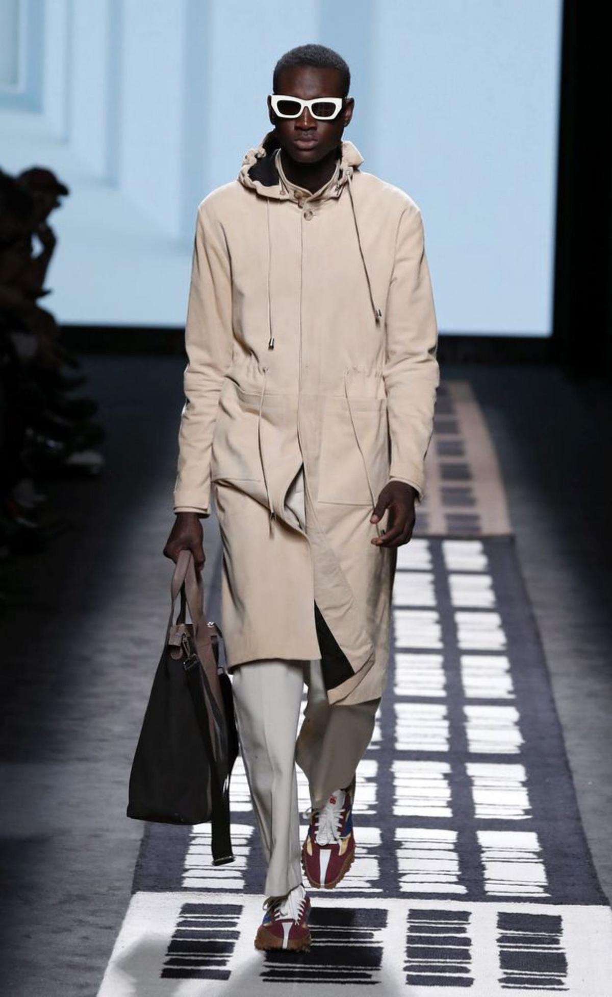 La tela de ‘llengos’ triunfa en el desfile urbano de Pablo Erroz