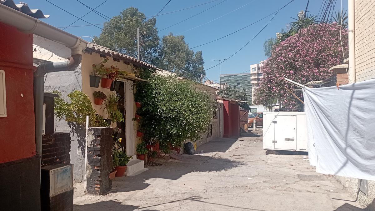 Un tramo de la calle López Pinto, con las casas del Bulto y el edificio de la Gerencia de Urbanismo, al fondo.